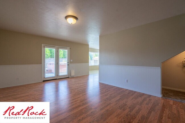 Building Photo - 5 Bedroom Pet Friendly Home!