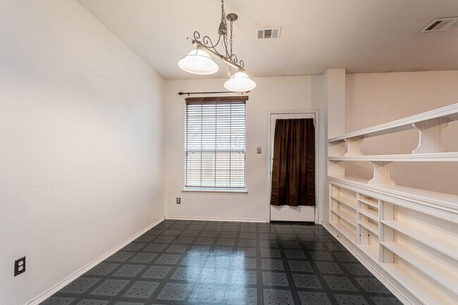 Building Photo - 1235 Blackthorn Dr