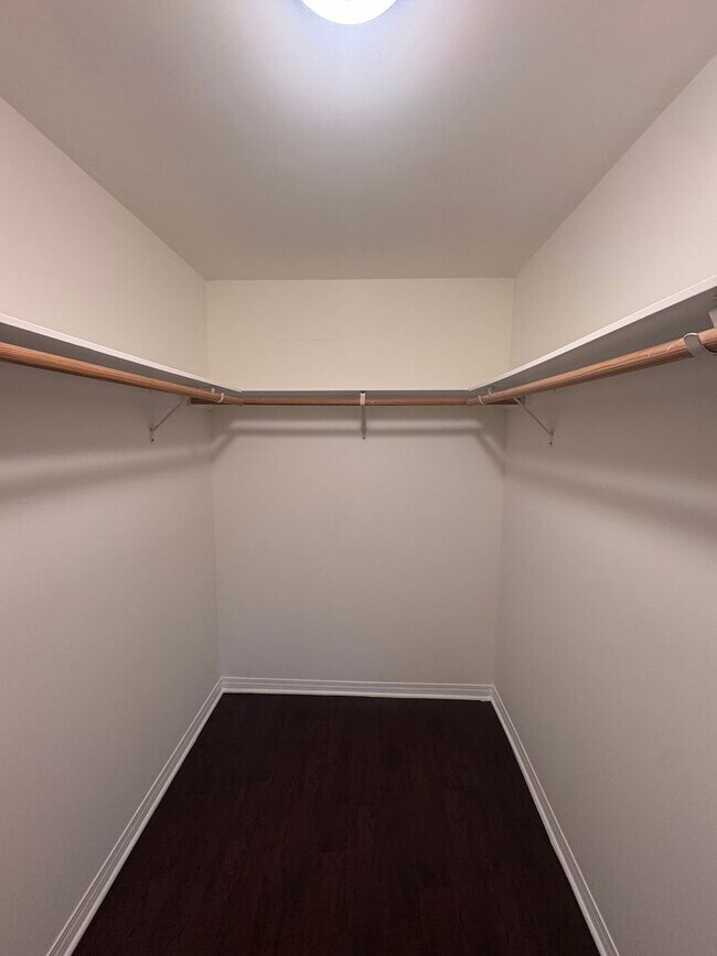 Building Photo - Spacious 3 bedroom condo in Van Nuys