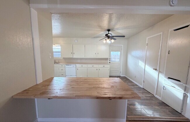 Building Photo - Cute, Cozy & Clean!