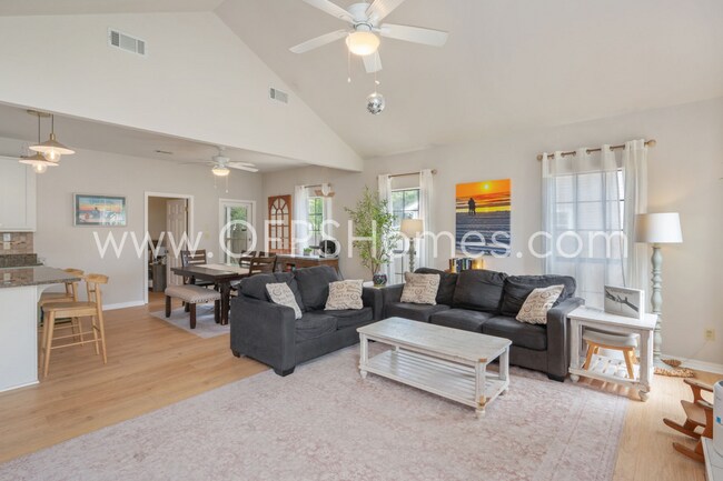 Building Photo - 3/2 in Destin!! AVAILABLE JULY 1