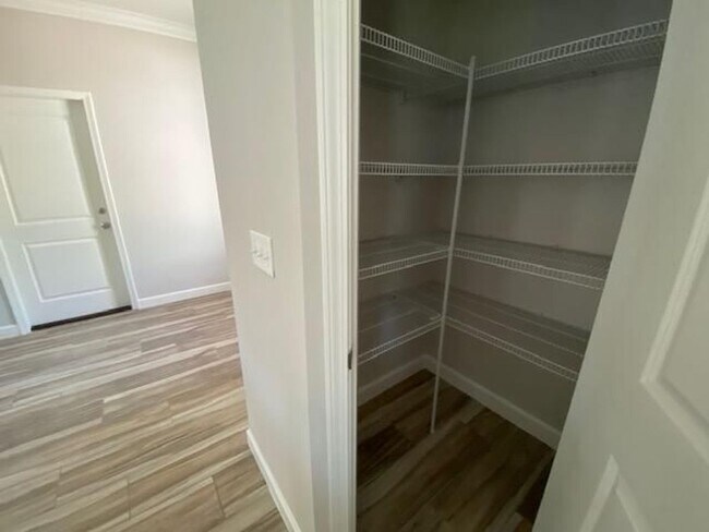 Building Photo - 3 Bedroom Brick Home with Modern Finishes!