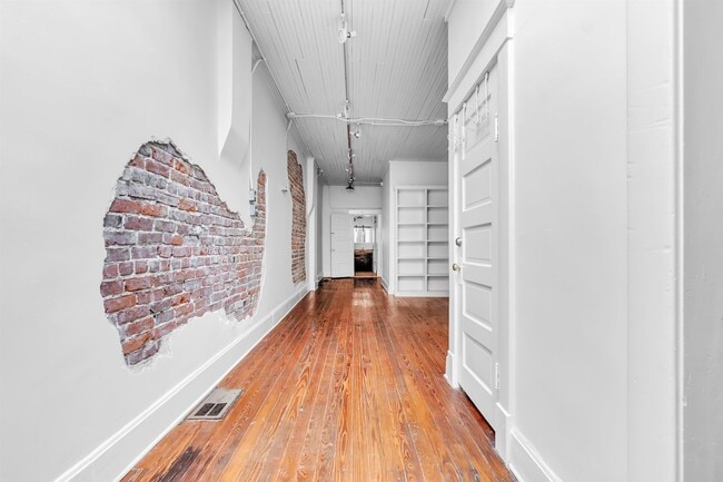 Building Photo - 2553 Broad Ave