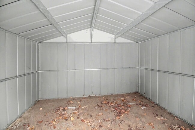 Building Photo - AVAILABLE NOW-3 Bedroom Split foyer in Stafford