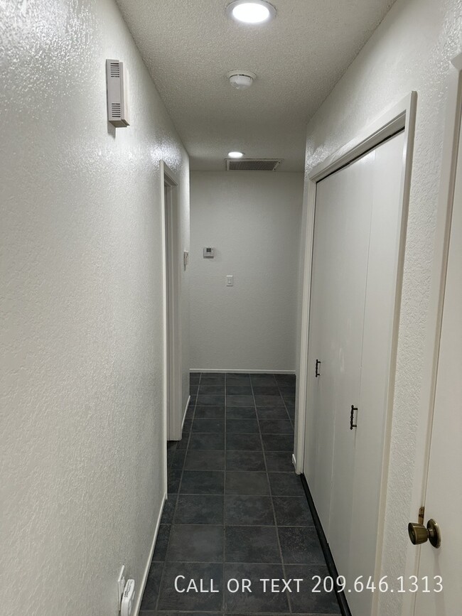 Building Photo - 541 San Vincente Ct