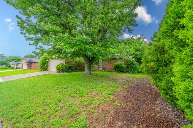 Building Photo - Move-In Ready 3-bed 2-bath!