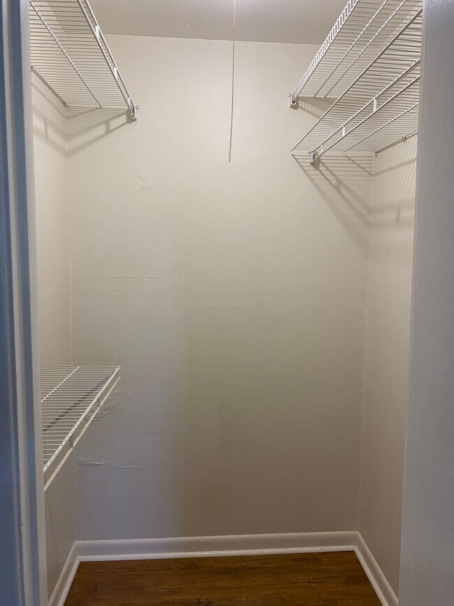 Building Photo - Come Home to Bayou View!!