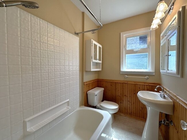 Building Photo - Gorgeous mature home with loads of charm o...