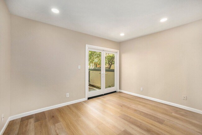 Building Photo - 109 Carob Ln