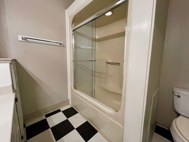 Building Photo - 105 W Hickory St