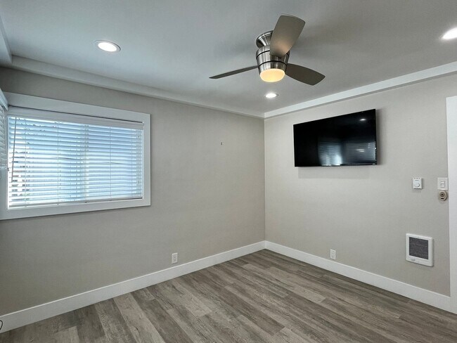 Building Photo - Location, Location, Location! Amazing upper unit near beach!