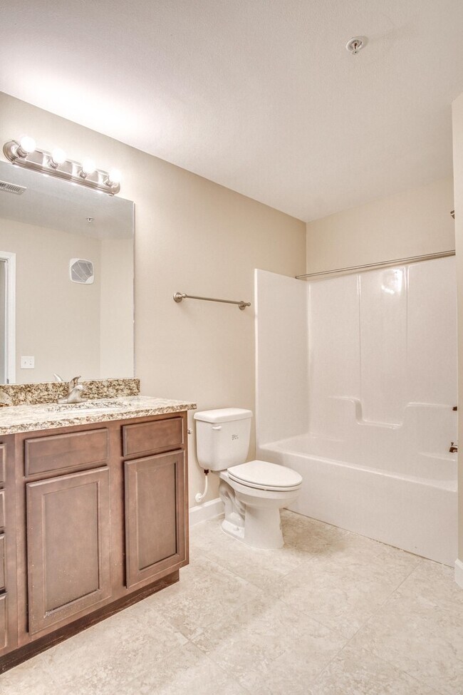 Building Photo - Beautiful 2 Bedroom Apartment in Fort Walton Beach!