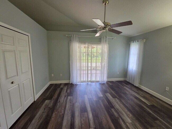 Building Photo - "Charming 2-Bed, 2-Bath North Port Retreat with Gleaming Hardwood Floors!"