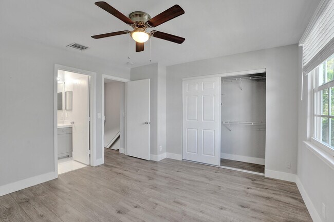 Building Photo - 9913 NW 57th Manor