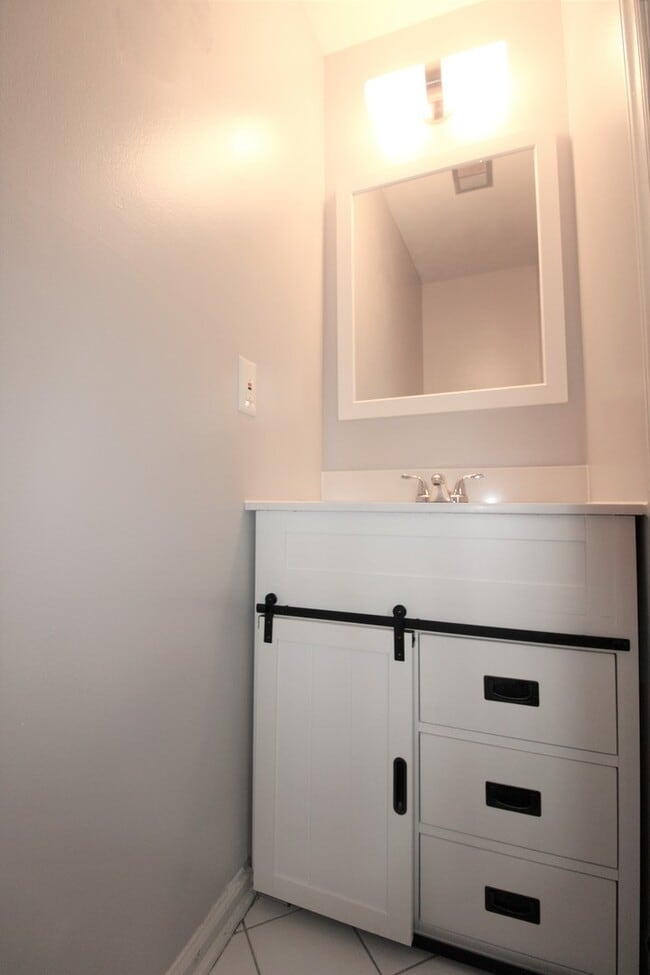 Building Photo - (MOVE-IN SPECIAL!) Renovated 2 Bedroom Tow...
