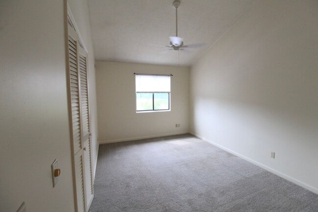 Building Photo - Stunning 2-Bedroom Condo for Rent on Blue ...