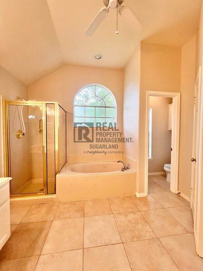 Building Photo - Gorgeous One Story Home in Sugar Land, TX