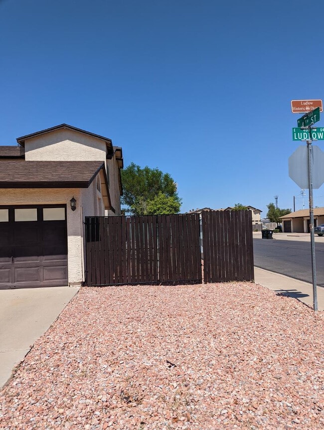 Building Photo - 306 E Ludlow Dr