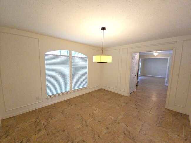 Building Photo - 2502 Fairwind Dr