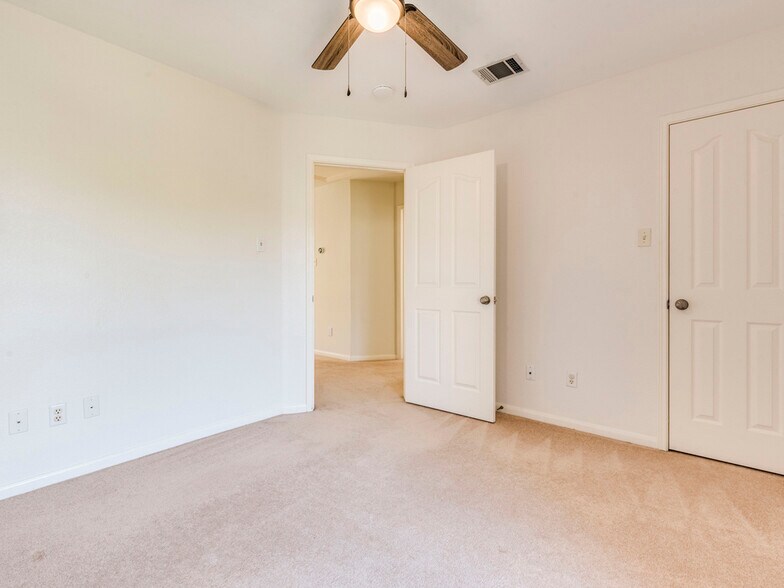 Building Photo - 6911 Gentle Oak Dr