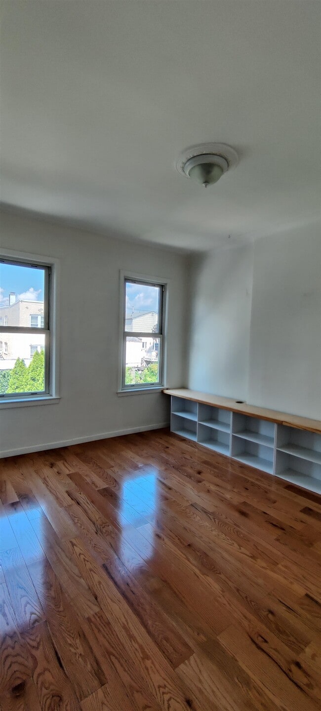 Building Photo - 126 57th St