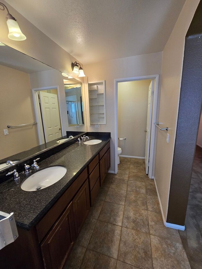 Building Photo - Luxury Tri-Level Townhome – Terraces at Es...