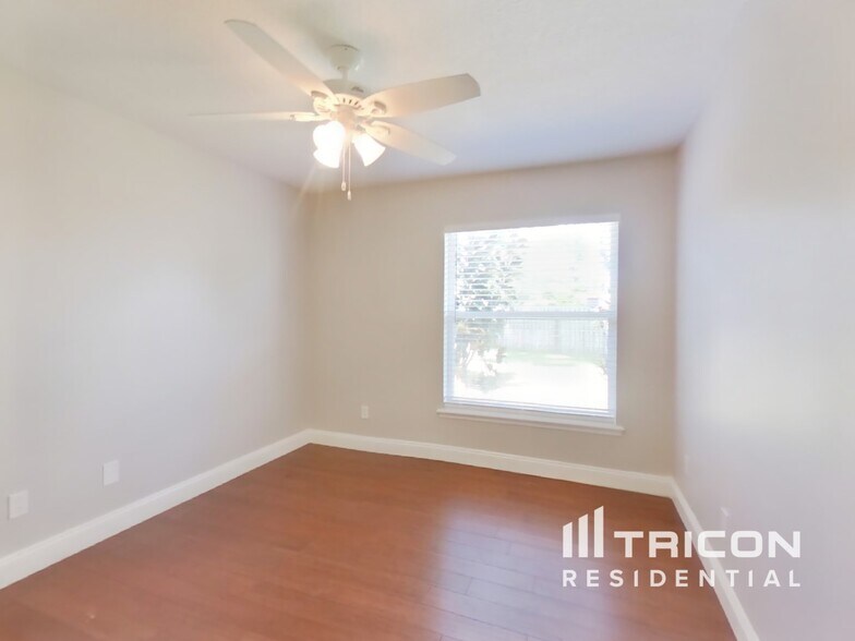 Building Photo - 1924 S Prairie Dunes Ct