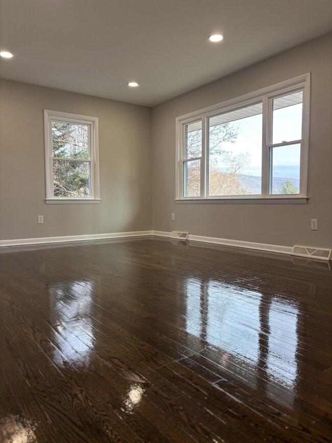 Building Photo - 5819 Dogwood Ave