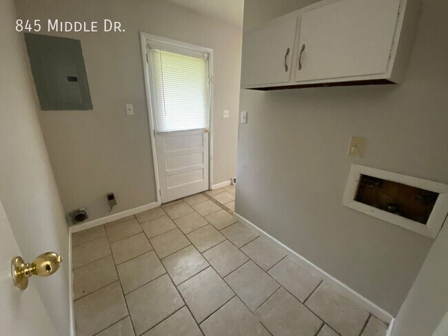 Building Photo - 845 Middle Dr