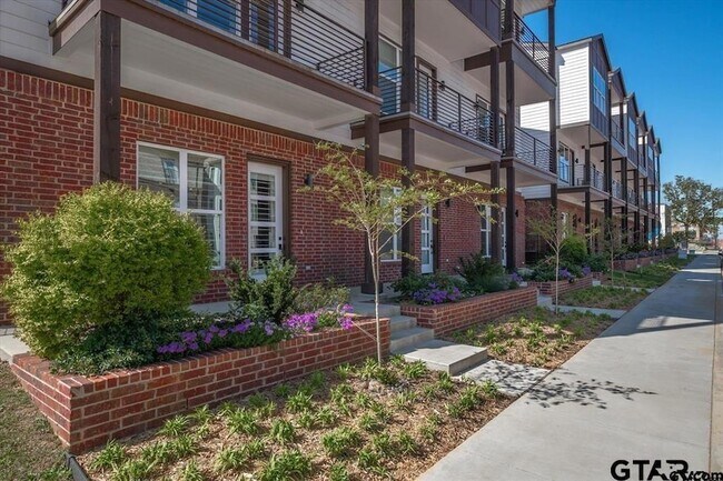 Building Photo - 522 W Erwin St