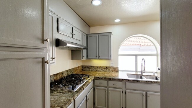 Building Photo - 9725 Sierra Mesa Ave