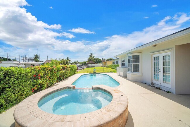 Building Photo - Beautiful house on the water with a pool