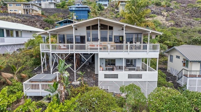 Building Photo - Captain Cook Home – 3 Bed, 2 Bath + Bonus Room! Fully Furnished with Solar Power