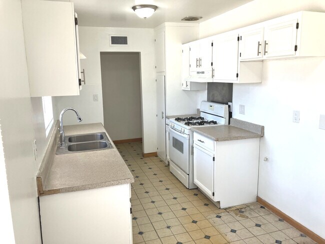 Building Photo - 1026 E Highland Ave