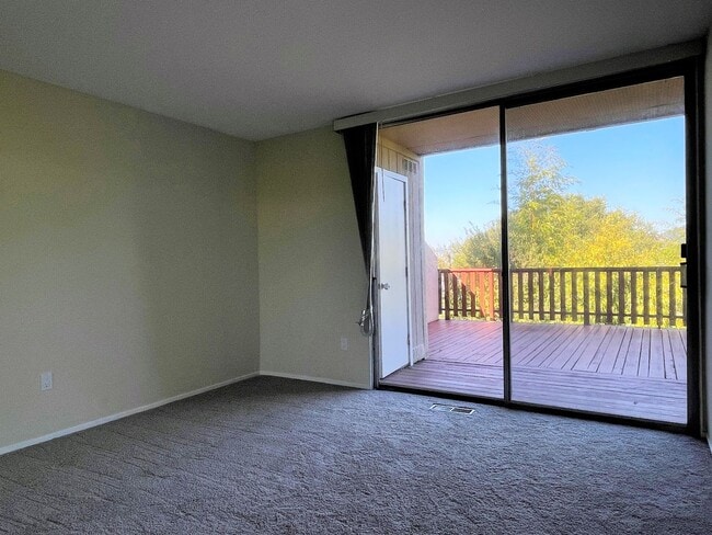 Building Photo - Beautiful 3 bedroom, 2 bathroom home in du...
