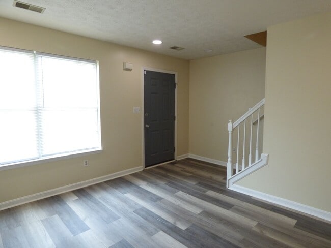Building Photo - Beautiful Townhouse! All Electric, Washer/...