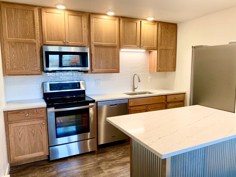 Primary Photo - 2020 W Plum St