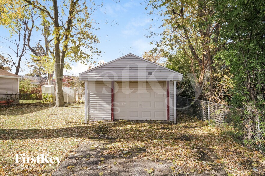 Building Photo - 8912 S Sacramento Ave