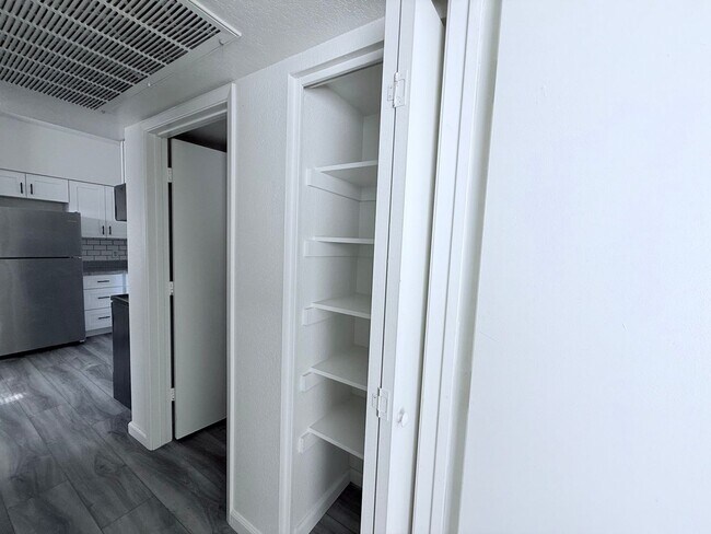 Building Photo - 1 Bedroom condo in Phoenix