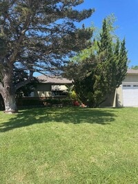 Building Photo - Charming 3 Bedroom Home on a Quiet Tree-Li...