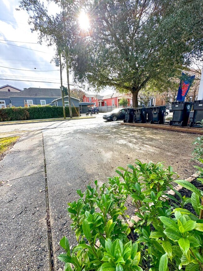 Building Photo - Uptown Rental: 2BR Duplex with Parking & Yard