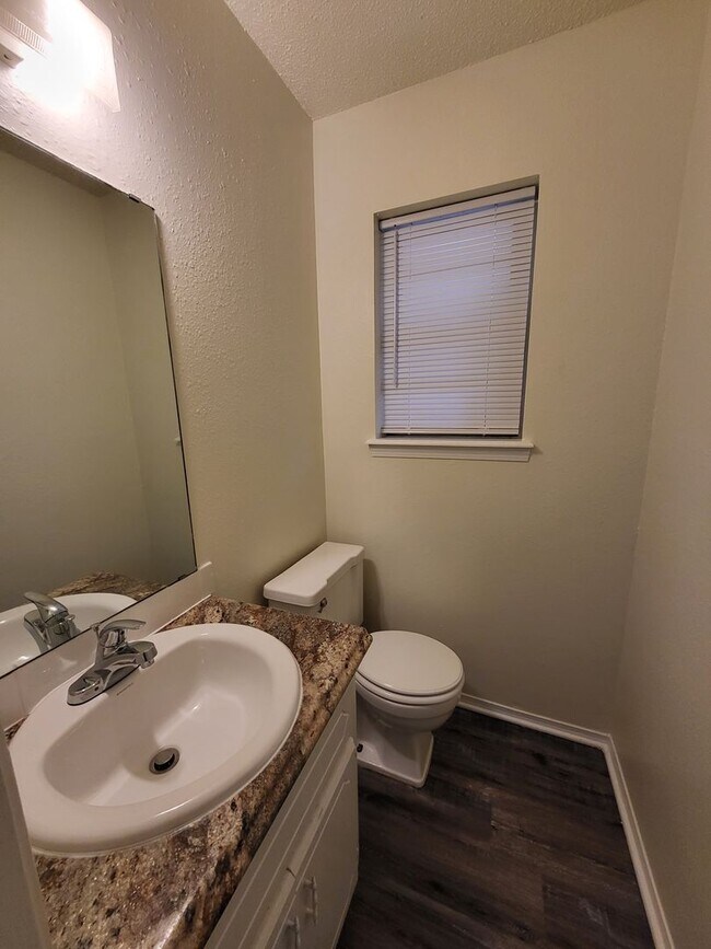 Building Photo - (3) Bed/(1.5) Bath Avail NOW!