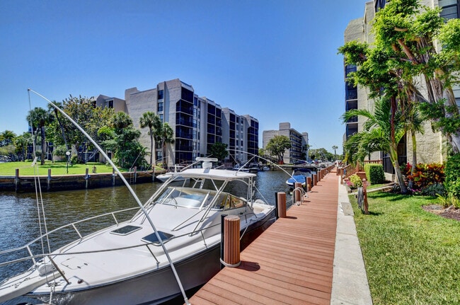 Building Photo - 3 Royal Palm Way