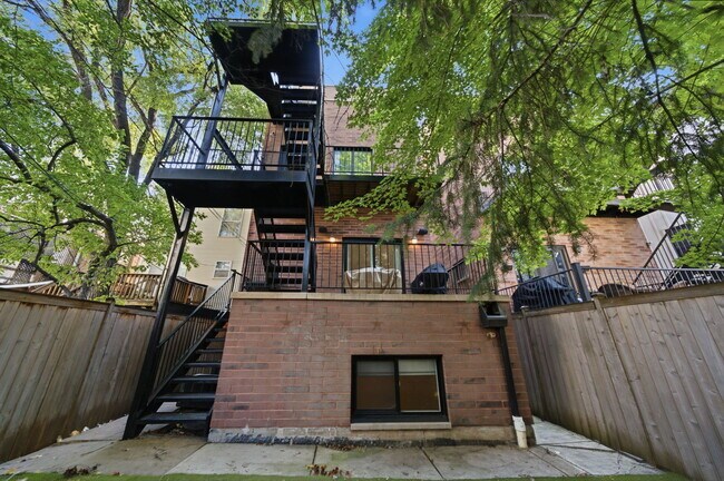 Building Photo - 952 N Racine Ave