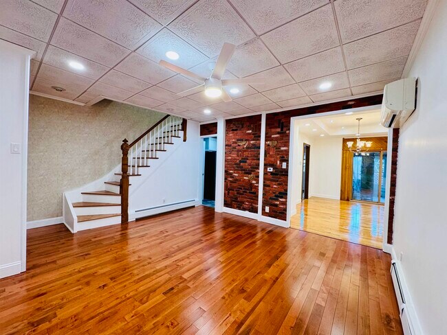 Building Photo - 16 W 51st St