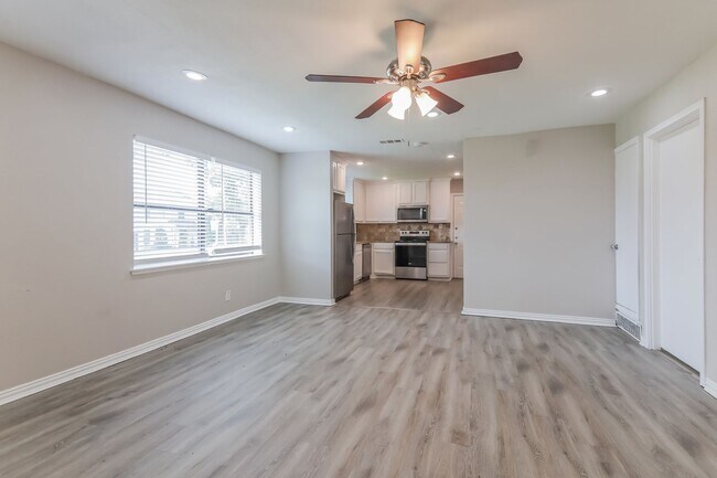 Building Photo - 3 BR/2BA | Updated Single Family Home |  Large backyard
