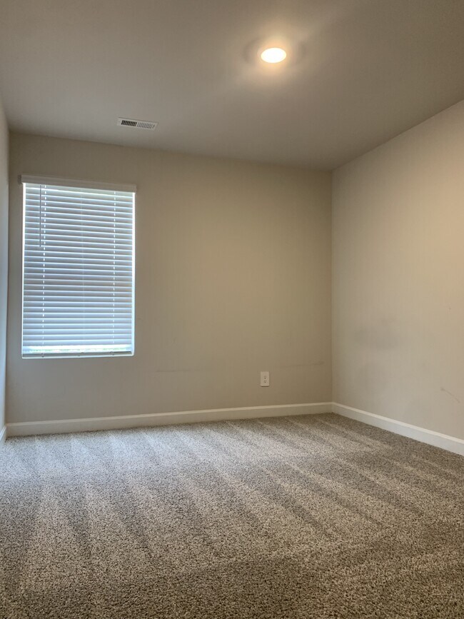 Building Photo - 1624 Vlg Grv Ln