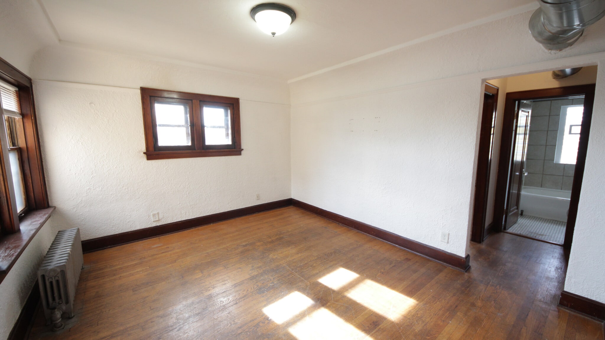 Building Photo - 5823 W Appleton Ave