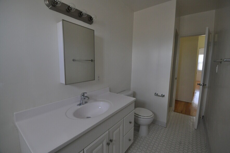 Building Photo - 10924 Camarillo St