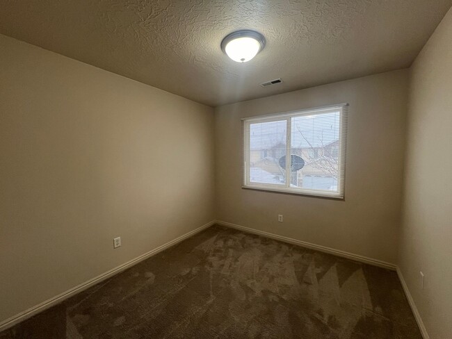 Building Photo - 3 bedroom, 2.5 Bath Town home